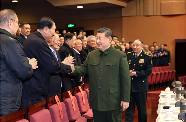 中央军委举行慰问驻京部队老干部迎新春文艺演出 习近平向全军老