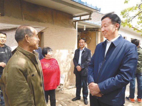 脚上泥土多了 离乡亲的心近了 ——访陕西凤翔县委书记王建民(图1)