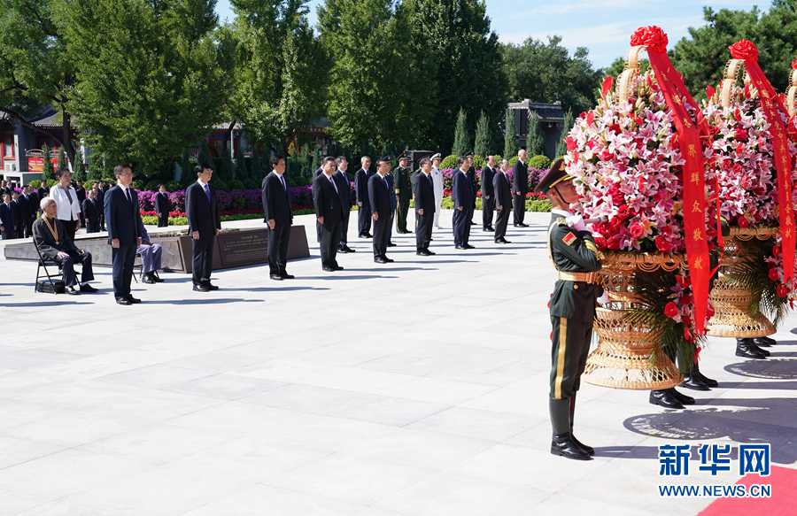 纪念抗战胜利75周年 习近平等党和国家领导人向抗战烈士敬献花篮(图5)