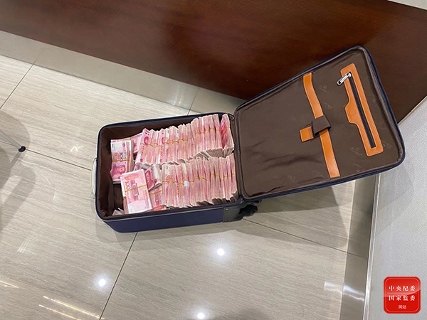 做错人生选择题 审判长走向被告席(图2)