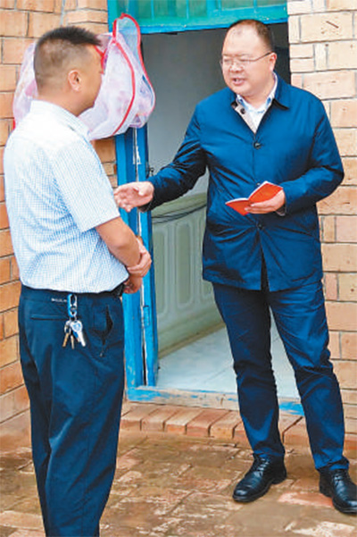 中国化学工程集团干部、甘肃省华池县原挂职副县长邱军——  苦干实干，同乡亲一起(图1)